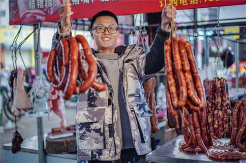 彭山区：传统美食送海外 香肠承载同学情