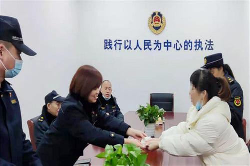 武胜县：城管执勤拾包 归还失主获赞