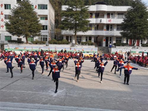 花丛镇镇庙小学举行体操队列步伐比赛活动