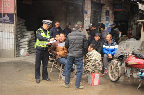 邻水县：乡亲赶场我赶场  交警普法宣传忙