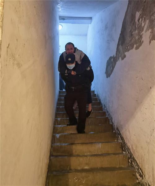 邻水县：楼房凌晨突发大火 民警紧急疏散群众