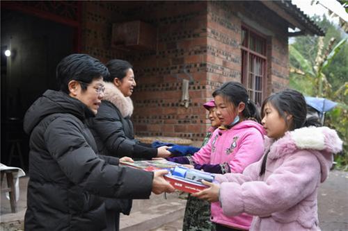 自立自强 广安这对小姐妹挑起家庭重担