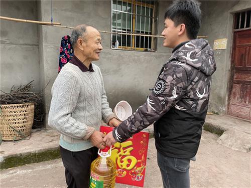 镇裕镇：温暖“大礼包” 寒冬抚人心