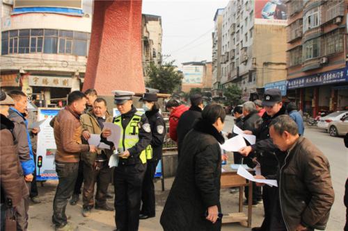 邻水县：交警赶场忙宣传  赢得群众交口赞