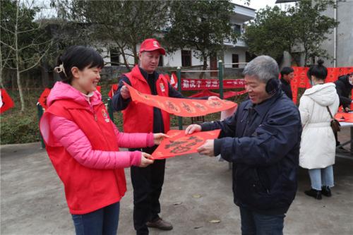 恒升镇：送祝福送健康 纪检干部换位当农民