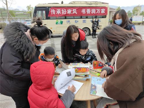 前锋区图书馆开展“传承好家风 书香润万家”亲子阅读活动