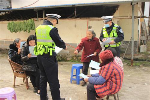 邻水县：交警走村入户  宣讲交通法规