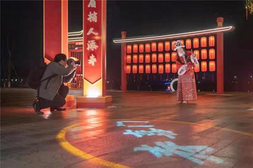 彭山区：打造“虎”元素迎春灯光秀 市民尽享年味 
