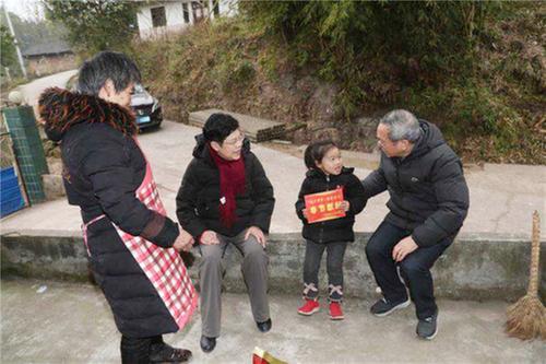 广安区: “老少牵手·暖冬行动”让69名困境少年温暖过节