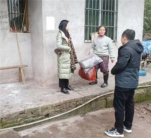 岳池县科协春节前走访慰问困难群众