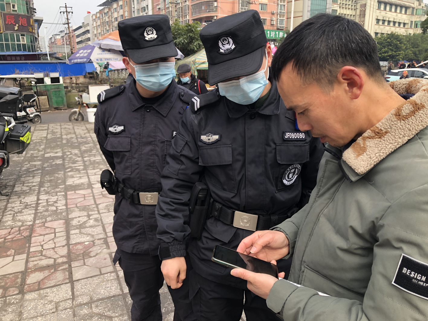 华蓥特警积极开展反诈宣传