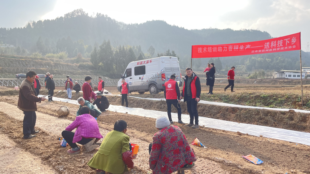 巴州区科协：送科技 助春耕