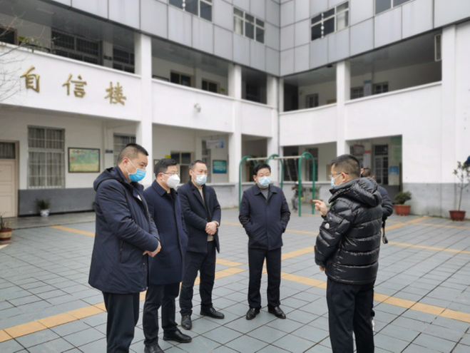 南江县领导督查关坝镇小学开学工作