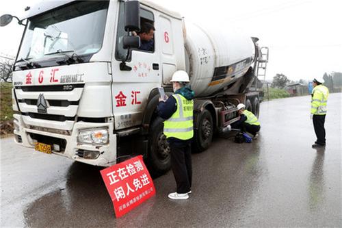 广安区严查尾气排放不合格重型柴油车