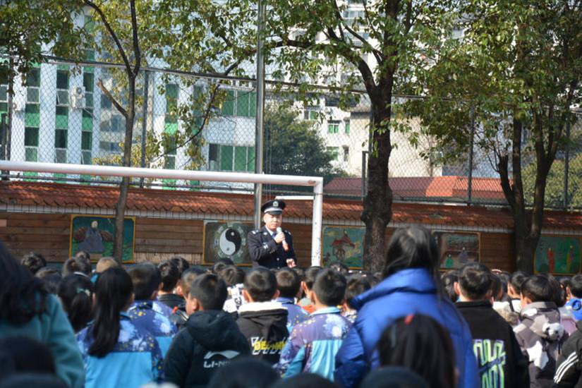 南江县文庙小学：民警进校开展安全宣讲活动