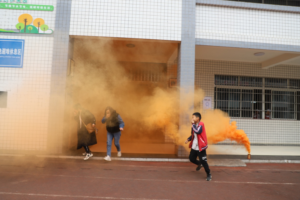 恩阳三小：开展应急疏散演练暨消防知识讲座活动