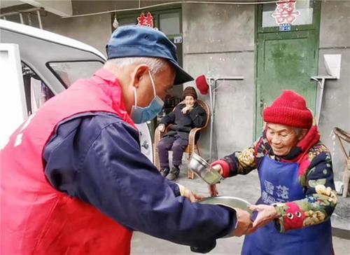 青神县“长者食堂”提供暖心服务