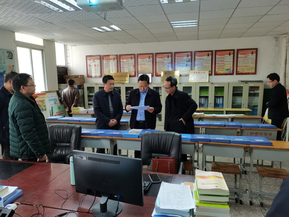 南江县政法委书记何大宏深入南江县职业中学调研