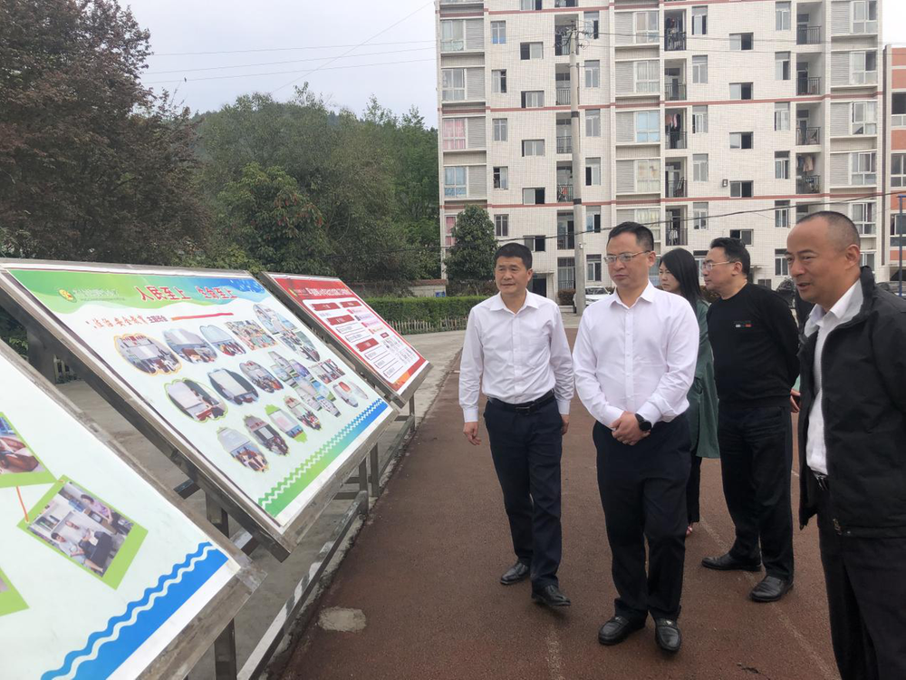 平昌县政法委书记深入驷马小学调研