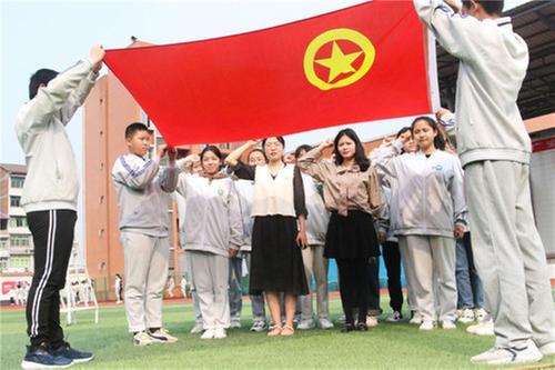 代市实验学校开展“青春正好，我与团旗、团徽合个影”主题活动