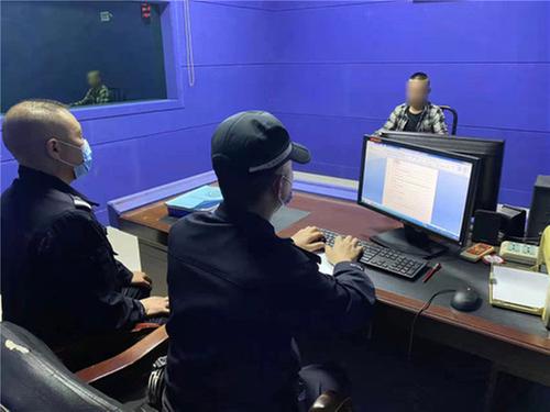 华蓥：两男子低俗直播被查处