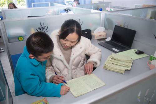 魏海兰：你冲锋在前惩恶扬善 我在你身后当温暖港湾