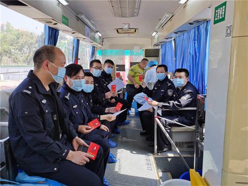 岳池县新场派出所开展爱心献血活动