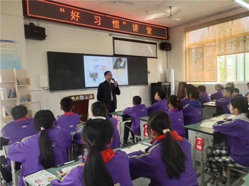 退役军人走进彭山鹏利小学“好习惯讲堂”