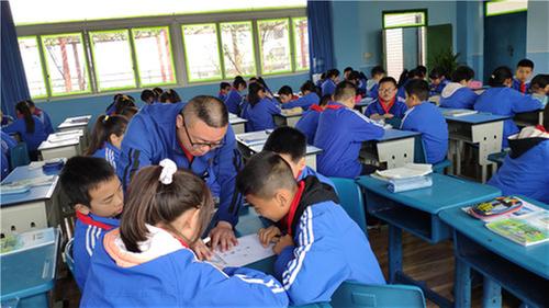 彭山二小师徒结对促提升，高效课堂助“双减”