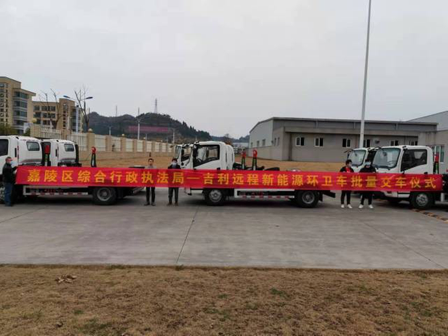 远程增程勾臂车批量交付携手南充打造城市环卫绿色运输新生态