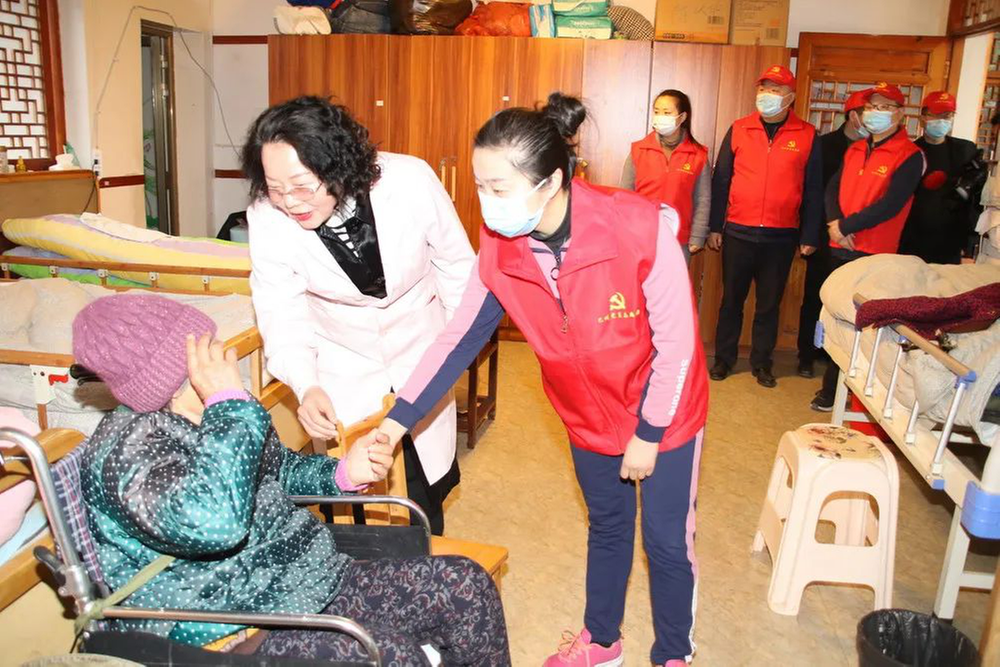 巴州区教科体局开展党员学雷锋志愿服务活动