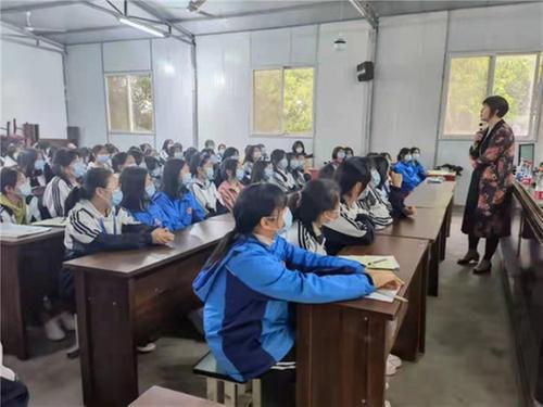 仁寿县龙正中学举办“青春期保健和健康”专题讲座