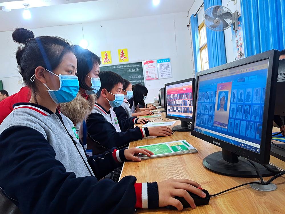 纳溪区丰乐中学：网上祭英烈 “云端”寄哀思