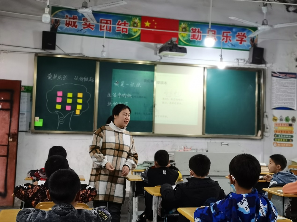 羊凤小学组织开展道德与法治课堂展评活动