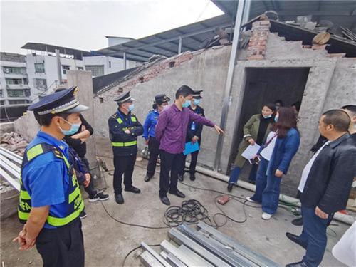 岳池县城市管理综合执法大队开展私搭乱建违章建筑专项整治行动