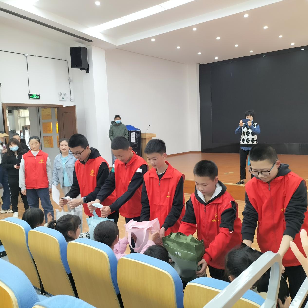 东坡区、彭山区联合开展志愿宣传活动