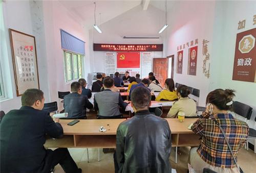 简阳职高党总支部到石钟镇帮扶35户农户