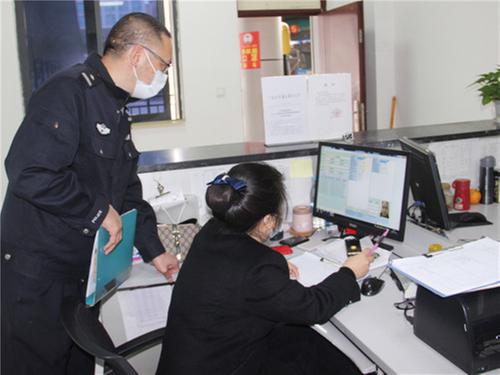 邻水县：交警到客运站  把牢客运安全首道防线