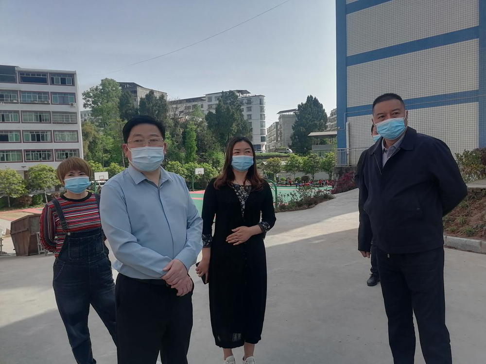 南江县教科体育局检查桥梁小学安全工作