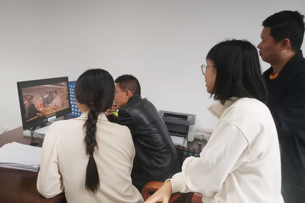 武胜经开区组织观看《莫以贪腐赌未来》系列短片