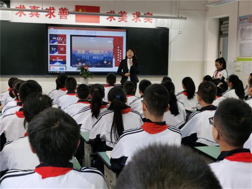 彭山三中：梦想引领 放飞少年航天梦