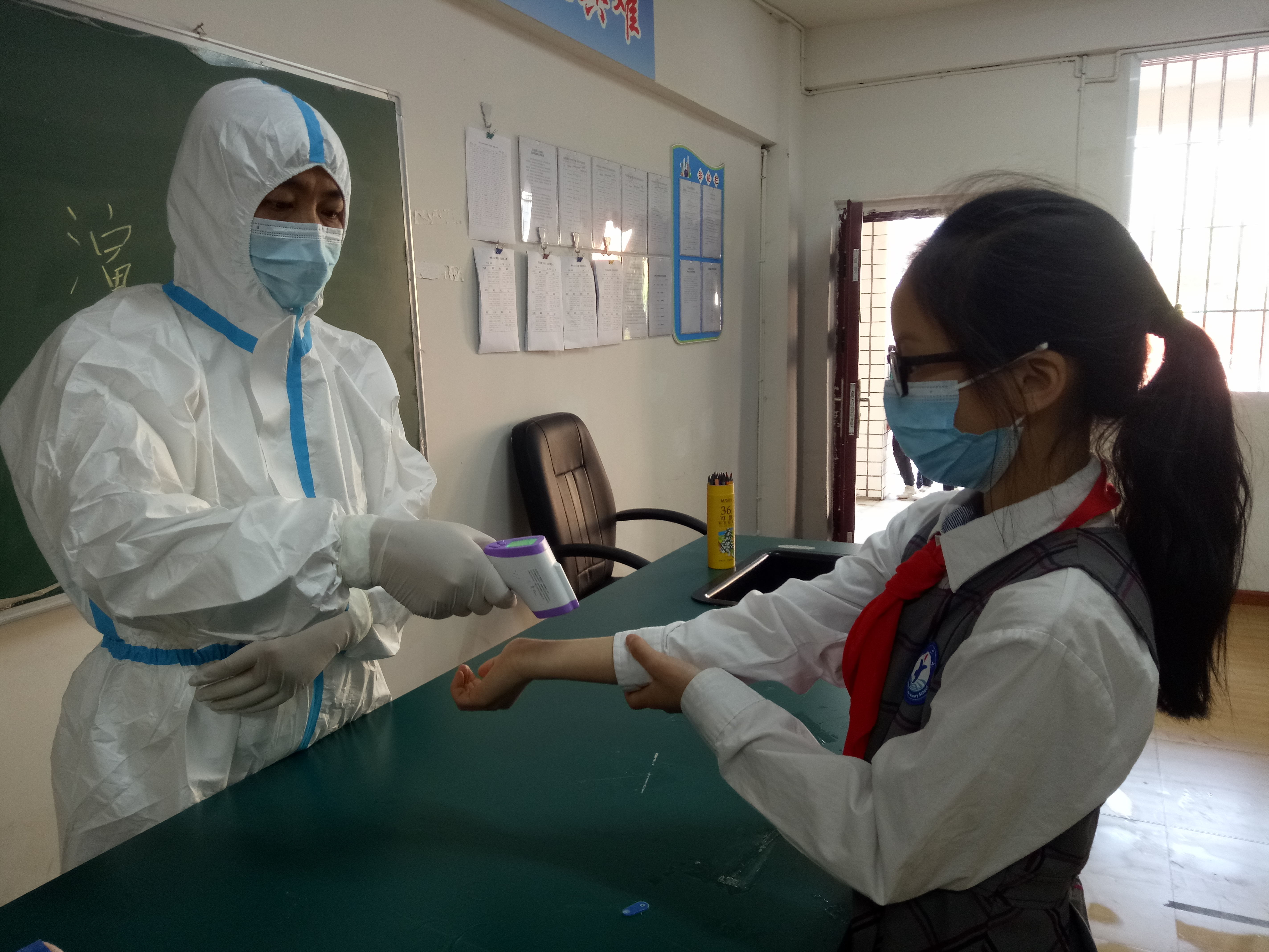 巴州区六小组织开展疫情防控应急演练