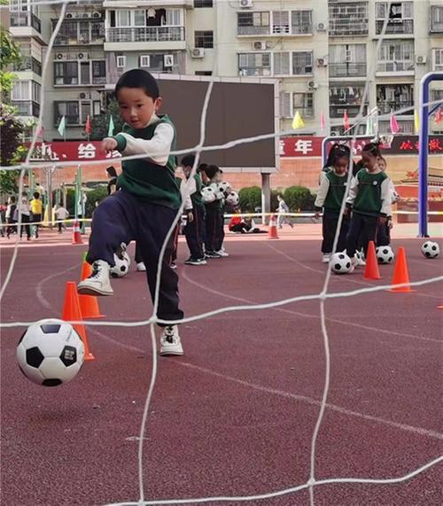 巴州区六小幼儿园开展足球特色游戏主题教研活动