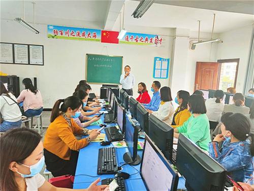 巴州区六小开展信息技术应用能力提升工程2.0微能力点培训活动