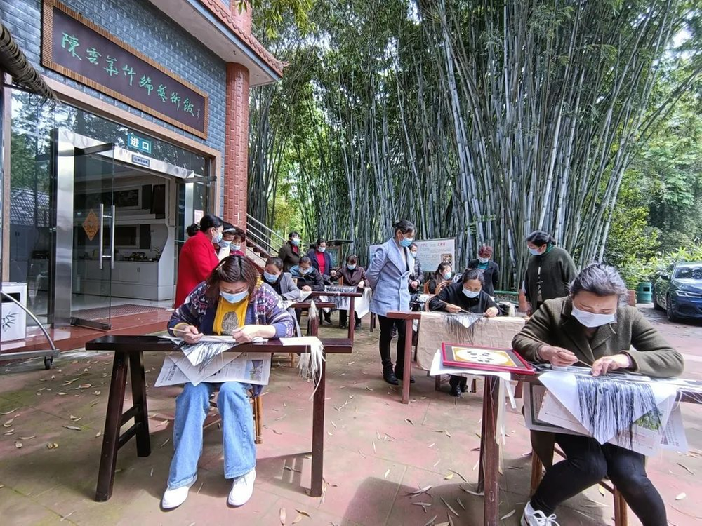 青神县：竹编“蓉宝”为成都大运会喝彩