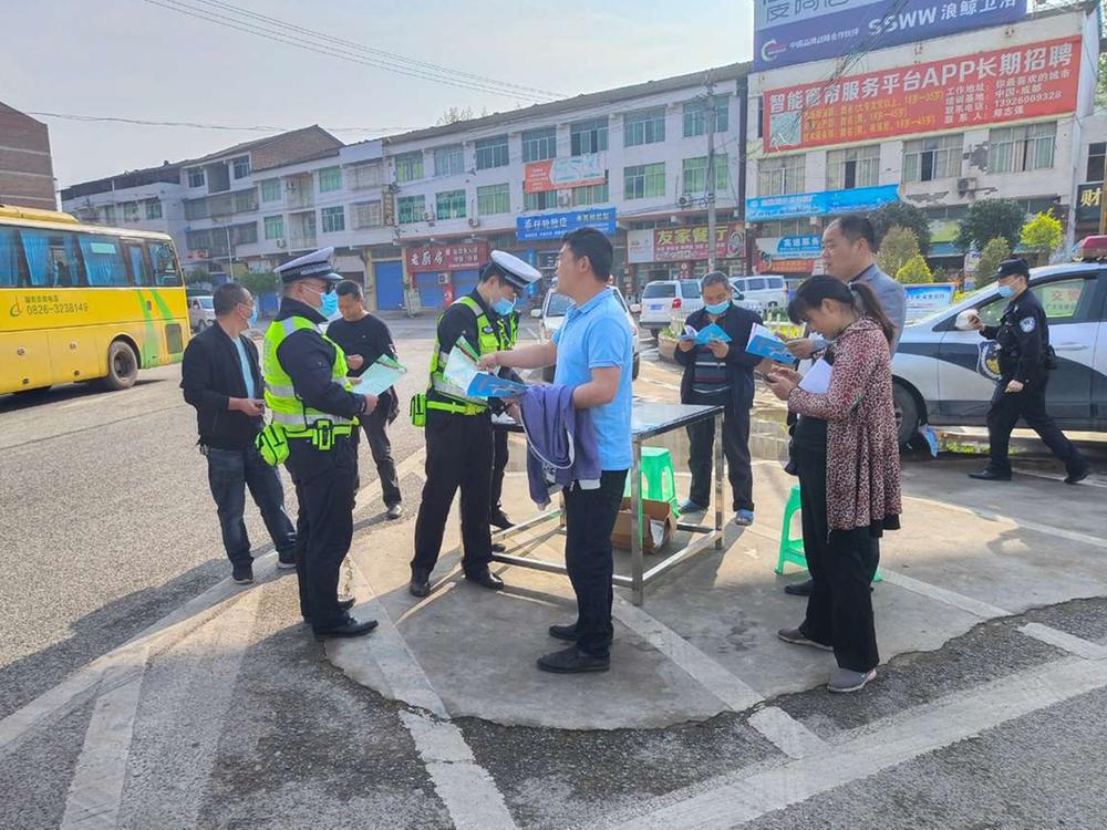 邻水县：“一盔一带”宣传到乡村  群众足不出户受教育