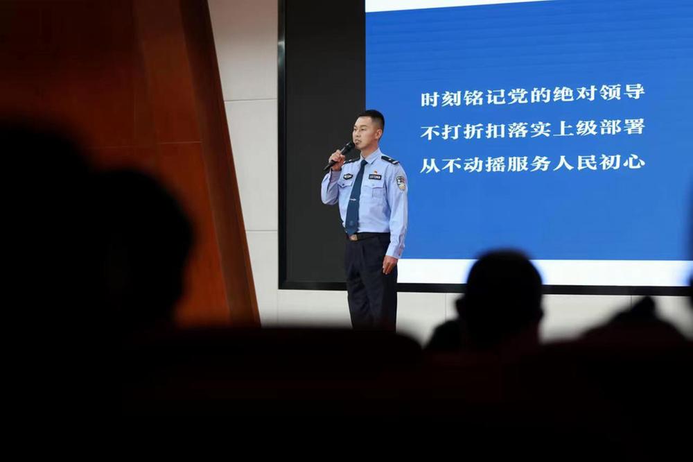 广安市公安局举办“身边的榜样”宣讲会