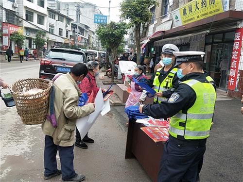 邻水县交警到高滩镇开展“一盔一带”宣传活动