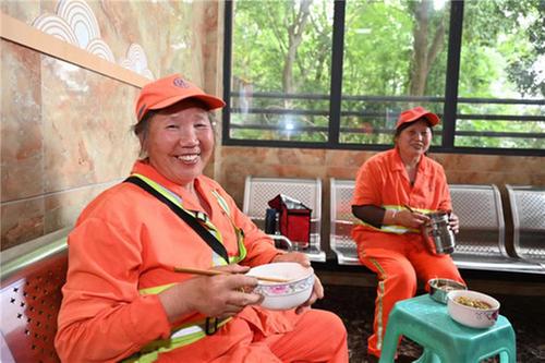 东兴区：“小驿站”传递“大温暖”