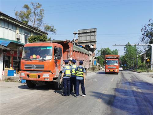 前锋区交通局开展超限超载专项治理行动